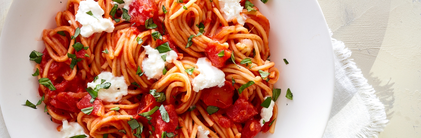 Fresh Spaghetti with Tomato Sauce and Burrata