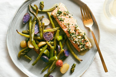 Salmon en Papillote with Spring Vegetables and Garlic-Herb Butter ...