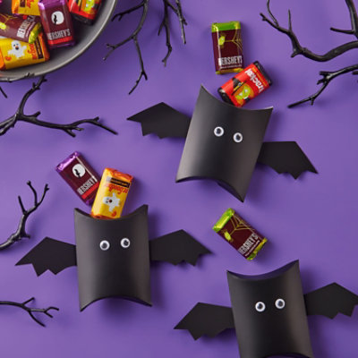 HERSHEY'S Miniatures Assorted Chocolate Halloween Candy Bulk Bag - 30.9 Oz - Image 4