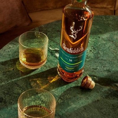 Glenfiddich 16 Year Old F1 Aston Martin Scotch - 750 Ml - Image 2