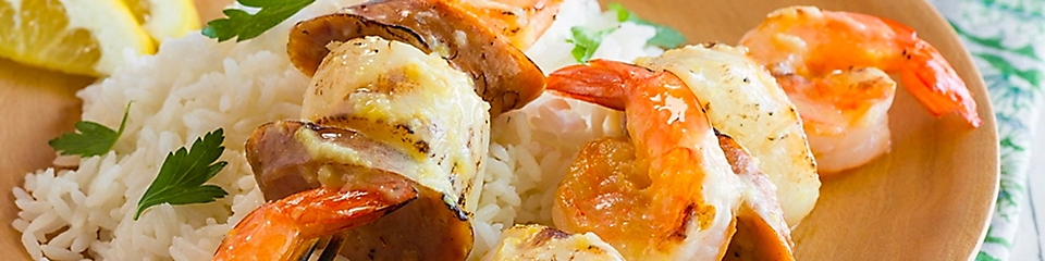 Skewers with shrimp, sea scallops and smoked chicken apple sausage